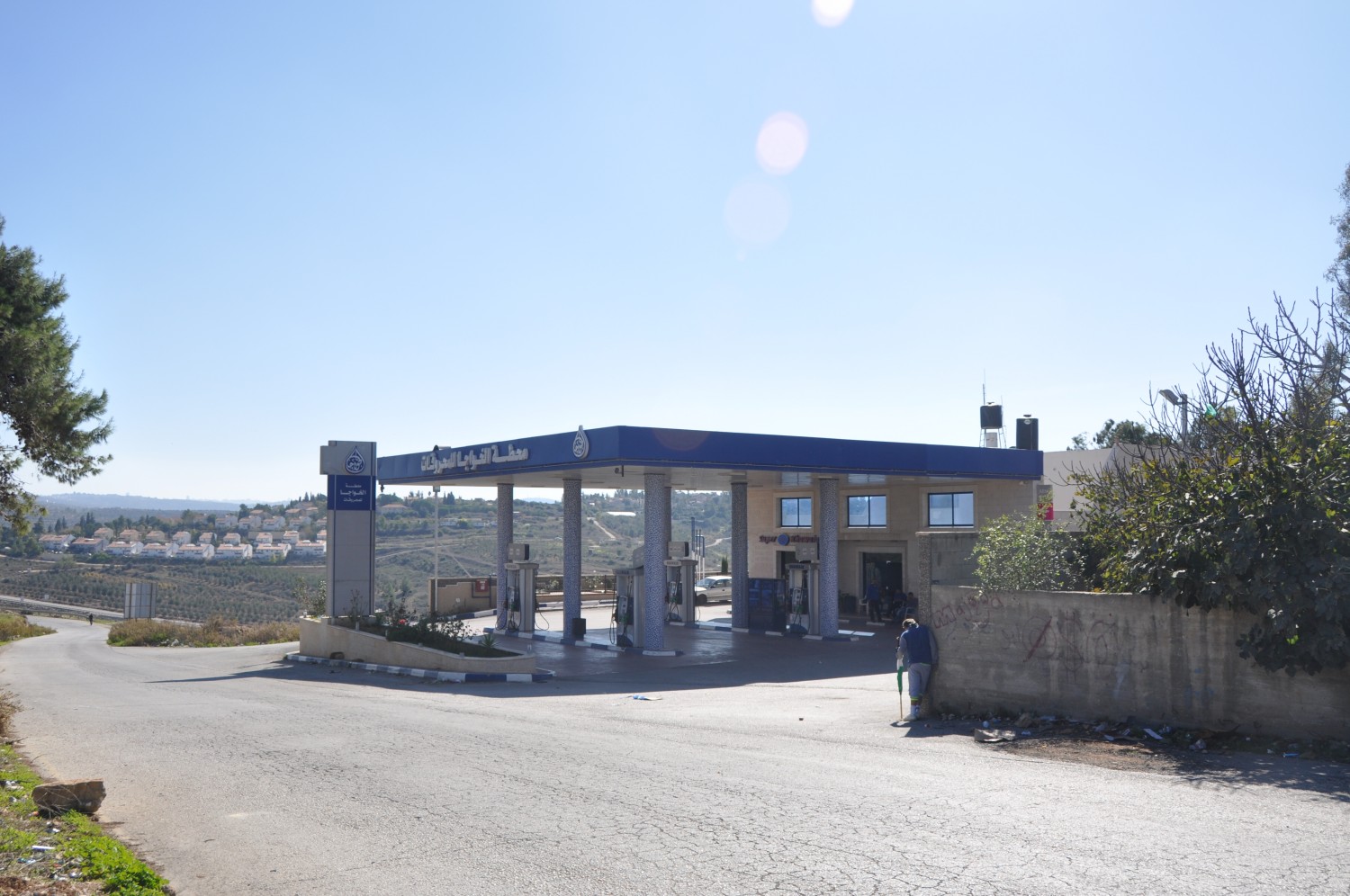 Gas station meeting point